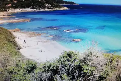 Image de plage et commerces Ă pieds appartement 37 m2 refait Ă neuf en rez de jardin
