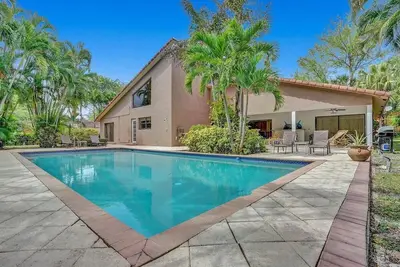 Image de Spacious Villa Heated Pool. Golf Course, Bbq Games