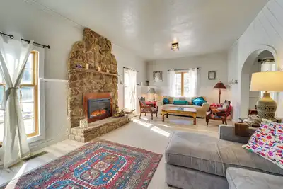 Image de 'Dolorable' Home w\/ Yard - Walk to River!