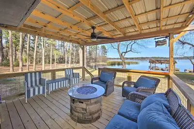 Image de Lakefront Daingerfield Retreat w\/ Shared Dock!