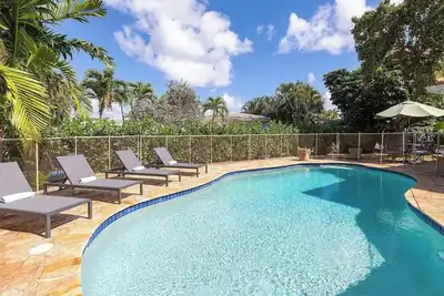 Image de 4 Bedroom Home w/Fenced Heated Saltwater Pool