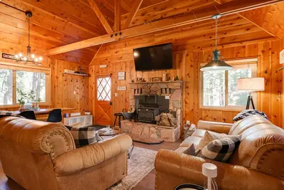 Image de 3 Mi to Big Trees State Park: Cabin w/ Scenic Deck