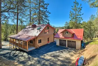 Image de Updated Groveland Cabin w/ Wraparound Deck!