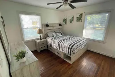Image de James’ Modern Cheerful Home!