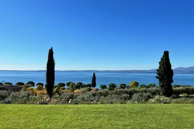 Image de Stunning new villa with beautiful lake view