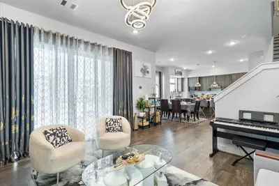 Image de Luxurious 3-Story Houston Retreat with Gated Access