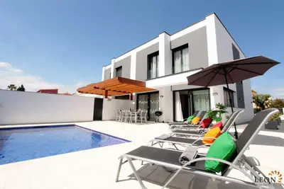 Image de New build villa with pool and air conditioning