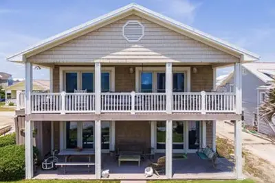 Image de 4 bedroom, 2 bath home with 3 porches, & steps from the beach in Atlantic Beach