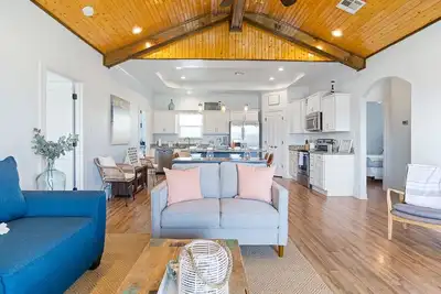 Image de Crystal Beach-beach home. 3br2 bth. 5 min walk to beach. Sleeps 8. Pets welcome.