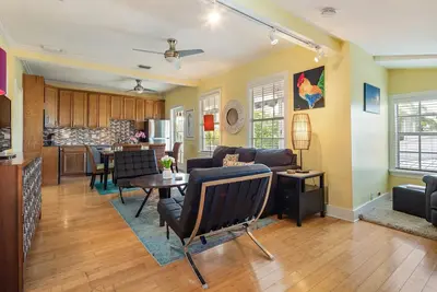 Image de Beautiful Upper Duval - Uptown - 2 bedroom Condo