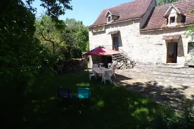 Image de maison de campagne avec beaucoup d'espace extérieur
