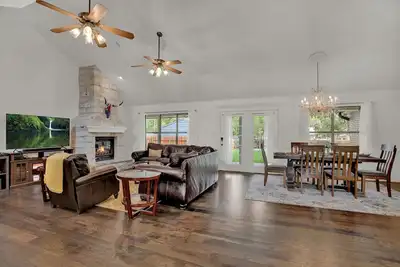 Image de Luxury Haus- Great Backyard, Fire Pit, Bocce Ball!