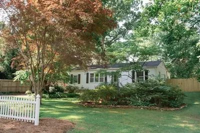 Image de Modern ranch house conveniently located in Greensboro No Pets Allowed