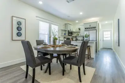 Image de *Modern Bunglow minutes to Downtown San Antonio