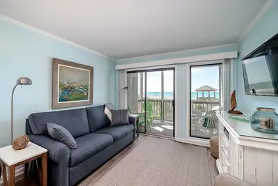 Image de Beautifully Updated Direct Ocean Front Condo -3 Br/3 Ba Steps to Ocean and Pool!