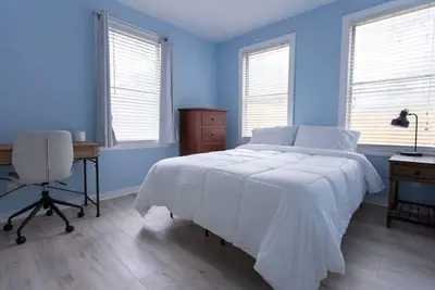 Image de Central & Comfortable Home. Walk to the Beach!