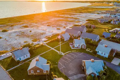 Image de Oceanfront cottage near town with full kitchen, Ac, beach access & patio