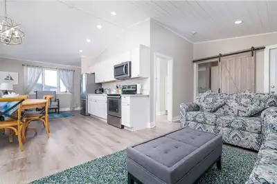 Image de Oceanfront hotel suite at beachfront Sandbars Inn with balcony, Ac & firepit