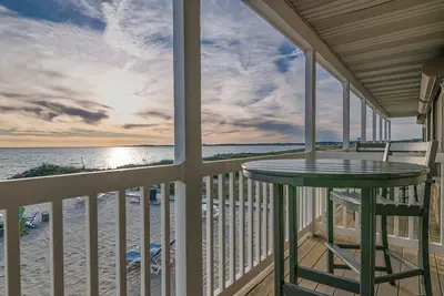 Image de Oceanfront hideaway with full kitchen, Ac, sunrise-view balcony