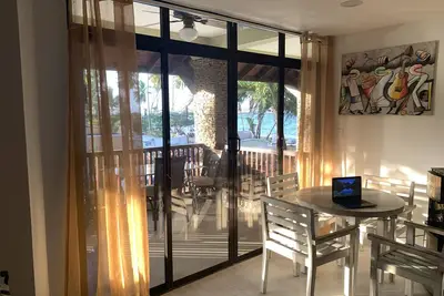 Image de Beautiful beach condo