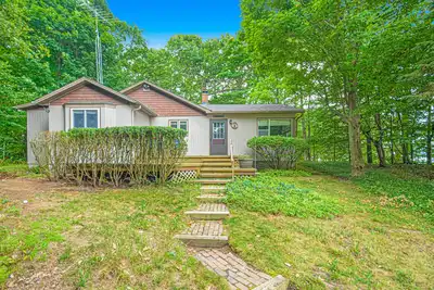 Image de Inviting dog-friendly home with Lake Michigan views & charming sunroom