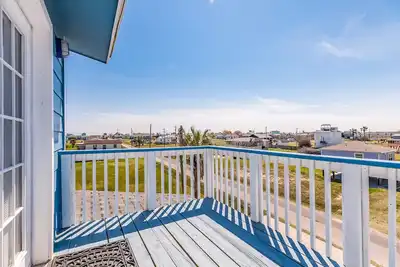 Snowbird-friendly coastal home with decks, patio, Ac, & fast WiFi - dogs ok