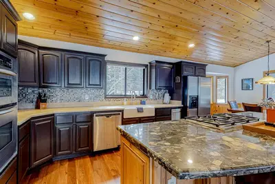 Image de Dog-Friendly Mountain Home with Private Hot Tub, WiFi, & Gas Fireplace