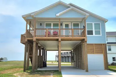 Bayside home close to the pool!