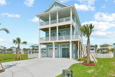 Seabatical! Home with private pool in Pointe West