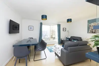 Image de Bright Flat Overlooking The Clyde