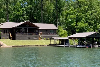 Image de Recently Built Spacious Waterfront Home in Blue Creek Area