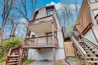 Image de Cute condo with deck & fireplace - snowbird-friendly, minutes away from Sugar Mt