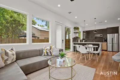 Image de Super Stunning Back House w Terrace in East Chavez