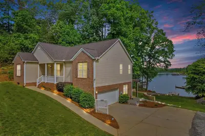 Image de Castaway Cove Lake Norman Nc - Beautiful Lake Front Vacation Home!