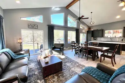 Image de Peaceful & Beautiful Vacation Home- steps away from the river!