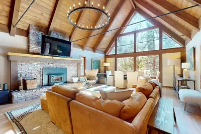 Image de Beautiful home near the lake & slopes with private hot tub, pool table, & WiFi