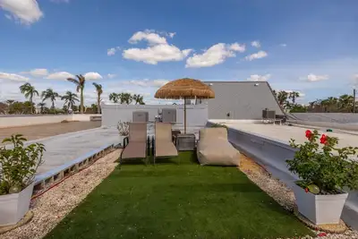Image de 2br Beachy Speakeasy In St Armand's w/ Rooftop Deck. Walk to Lido Beach