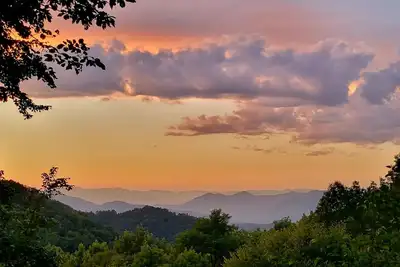 Image de Mountain Top Cabin with a View that is Centrally Located in Western Carolina.