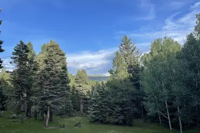 Image de Beautiful, 6-bedroom mountain home with hot tub, deck and fire pit!