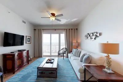 Image de Oceanfront condo with pool, hot tub, fast WiFi, Ac & private Wd