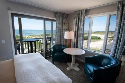 Image de Oceanfront oasis with beautiful bay-view balcony, Ac, firepit & grills