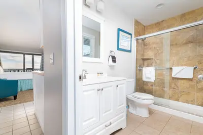 Image de Oceanfront suite with bay views, full kitchen, balcony, Ac, & firepit