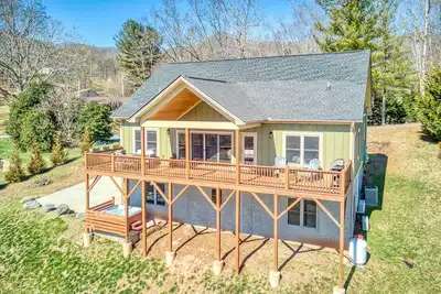Image de Mountain home with pool table, WiFi, balcony, hot tub, & fireplace – great views