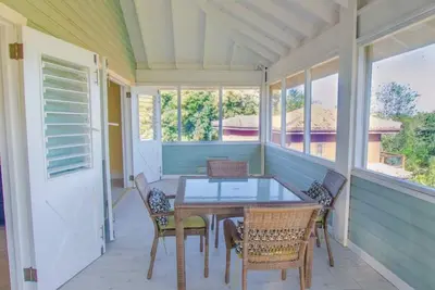 Image de Endless summer house perfect location infront of largest Resort of West Bay.