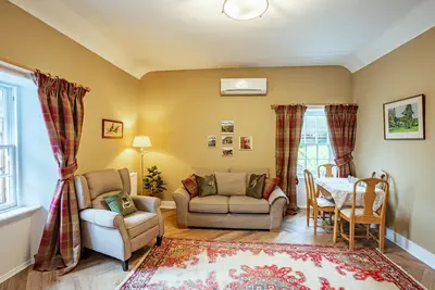 Gardeners Cottage -  a cottage that sleeps 4 guests  in 3 bedrooms