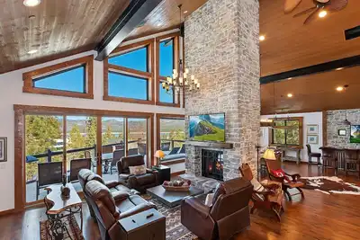 Image de Luxury 5 Bedroom w/ 2 Master Suites! Multiple Levels of Sprawling Decks w/ Beautiful Lake Views! Game Room + Theater Room + Hot Tub! Gourmet Kitchen & Bar! Pet Friendly🐾! Walking Distance to Big Bear Village - Restaurants - Shopping & Entertainment!
