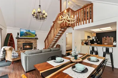 Image de Rosie's Cabin by Destination Big Bear: Centrally Located to the Lake, Ski Slopes, Hiking Trails, Shopping and Dining! Foosball!