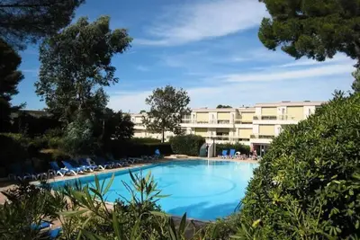Image de Appartement dans résidence arborée à 300 m d'une jolie crique.