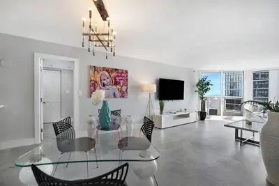 Image de Blue Moon! 3 Bedroom Renovated Condo with Water and City Views