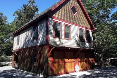 Image de Beautifully handcrafted arts and craft style carriage house chalet